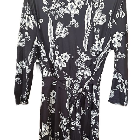 AMZ PLUS- Womens Plus Size V-Neck Wrap
Floral 3/4 Sleeve, A Line Midi - Picture 4 of 5
